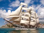 Großes Schiff beim Verlassen des Hafens